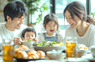 家で団欒する家族の写真