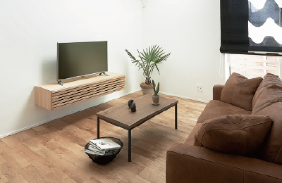 テレビと机とソファーのある部屋の写真