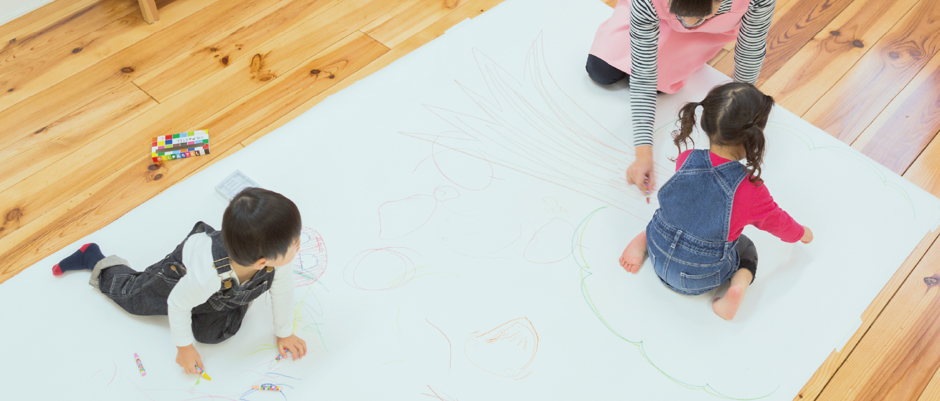 住まいで遊ぶ子供の写真