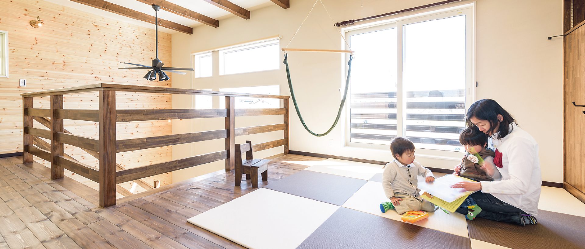 住まいで遊ぶ子供と母親の写真