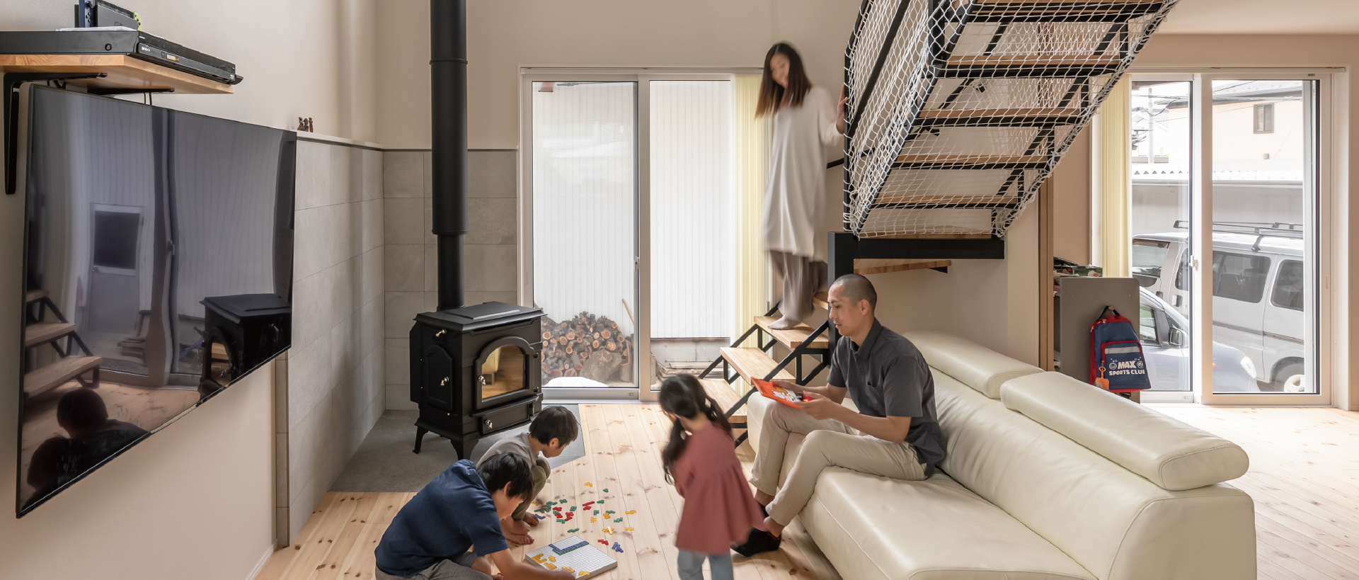 住まいで遊ぶ子供と両親の写真