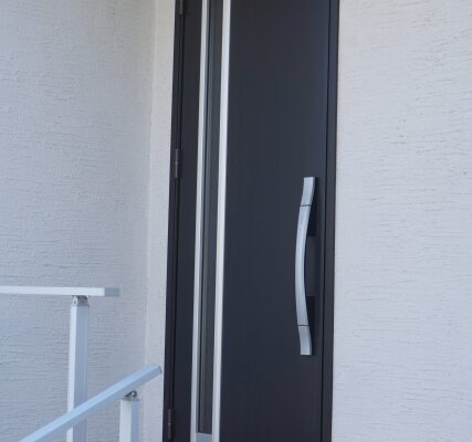 注文住宅の玄関づくりで押さえておきたいポイントは？玄関ドアの種類も紹介！