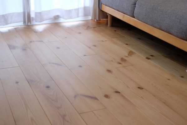 新築のフローリングで足が痛いのはなぜ？対策も紹介します