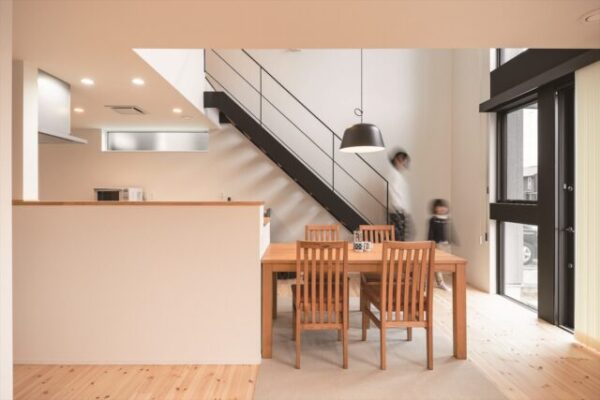 シンプルに暮らしやすく大きな窓を楽しむ家　（ZEH G2）