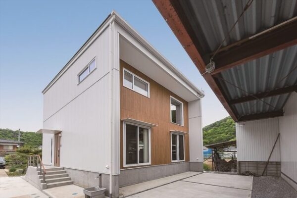 薪ストーブとうんていと吹抜けを楽しむ家（ZEH　創エネ+畜エネ）