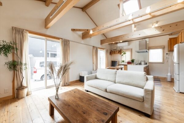 リビングは間取りの工夫次第で快適になる！広く見せるコツと家具の選び方について