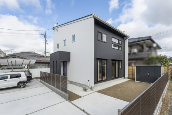 暮らしを楽しむ吹抜けのある家　（ZEH）